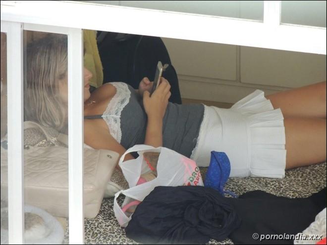 Homen espiou vizinha gostosa pela janela do predio no flagra - Foto 14358