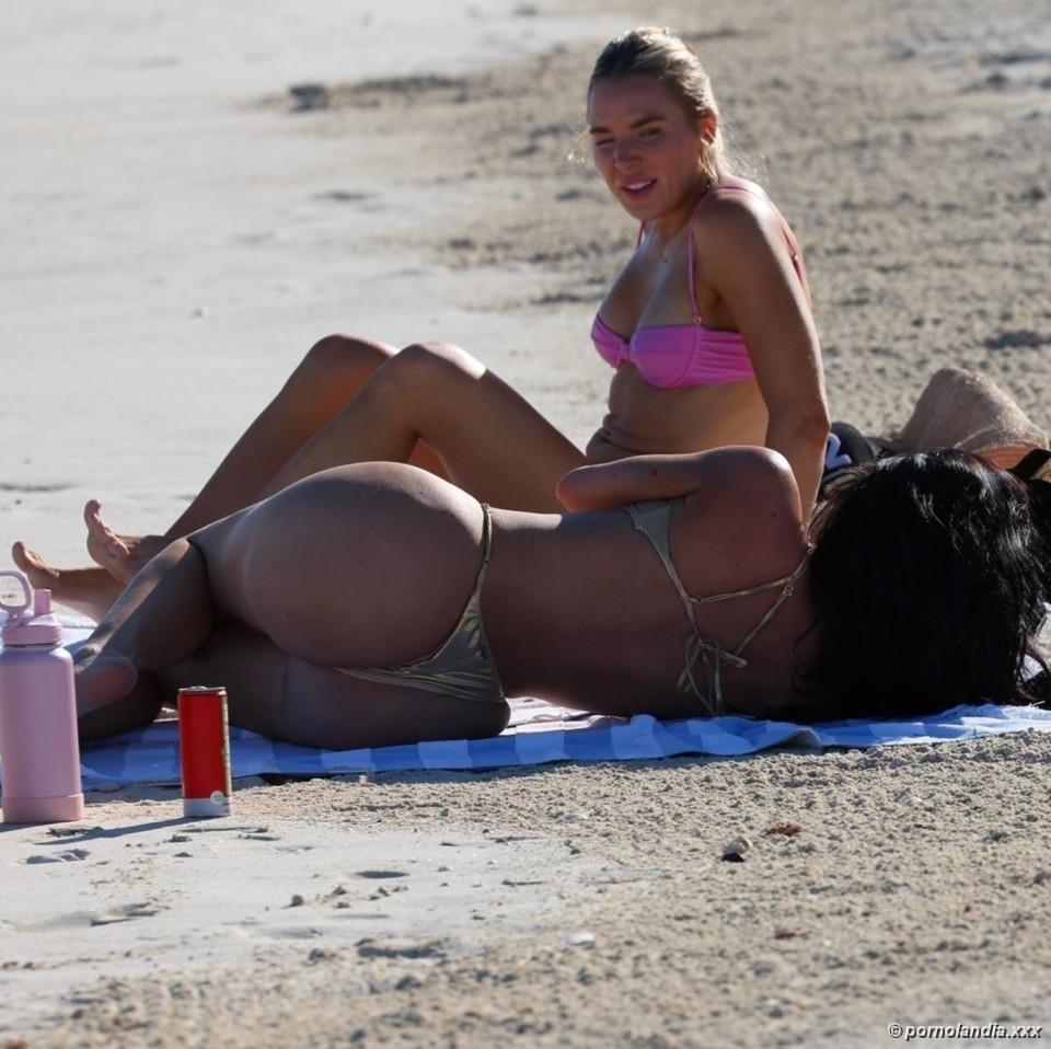 Kylie Jenner flagrada bem gostosa com biquíni - Foto 247383