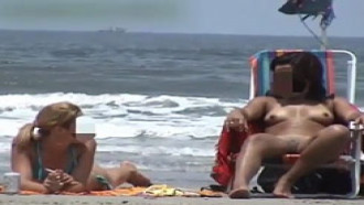 Coroa gostosa flagrada tomando sol pelada na praia