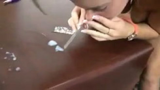 Garota doidona cheira porra pelo nariz