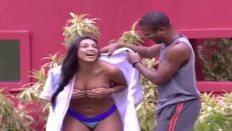 Amanda do BBB 15 pelada na piscina caiu na net