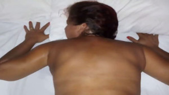Gostosa rabuda coroa no motel em sexo anal