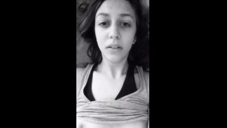 Gostosa cabeludinha se masturbando caiu na net