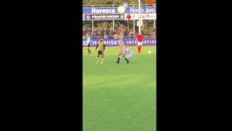 Mulher nua invade jogo de futebol