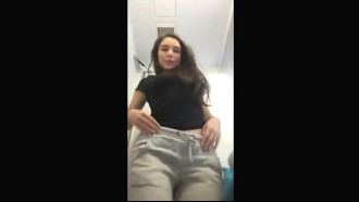 Ela ficou com tesão no avião e foi pro banheiro se masturbar