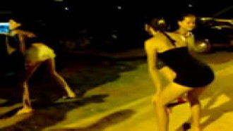 Novinhas safadas dançando funk de saia curtinha