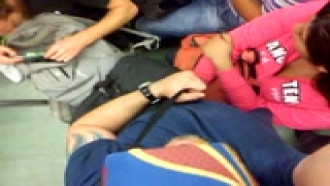 Pegando no pau dentro do metrô