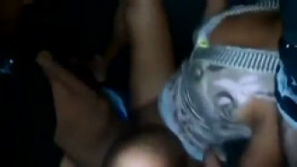 Moreninha amadora dando pra dois na van